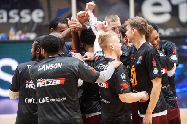 easycredit BBL season 2020 2021 17 matchday on 10 2 2021 NINERS Chemnitz vs RASTA Vechta The team of Chemnitz stands together in the Huddle Messe Chemnitz before the game.