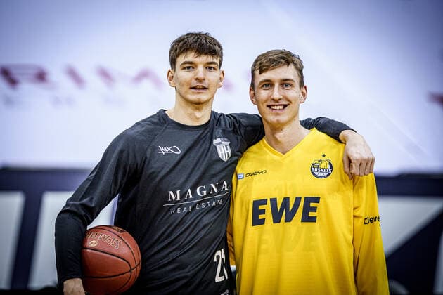 Basketball Oldenburg 10 02 2021 Season 2020 2021 easyCredit BBL 17 Matchday EWE Baskets Hamburg Towers Basketball Oldenburg 10 02 2021 Season 2020 2021 easyCredit BBL 17 Matchday EWE Baskets Hamburg Towers 21 Justus Hollatz, Towers Hamburg 11, Jacob Hollatz , EWE Baskets Oldenburg editorial use only commercial use only by arrangement with the photographer Oldenburg Germany