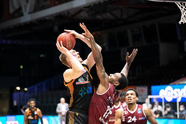 easycredit BBL season 2020 2021 17 matchday on 10 2 2021 NINERS Chemnitz vs RASTA Vechta v li at throw Björn Rohwer Rasta Vechta vs Isiaha Mike Chemnitz Messe Chemnitz
