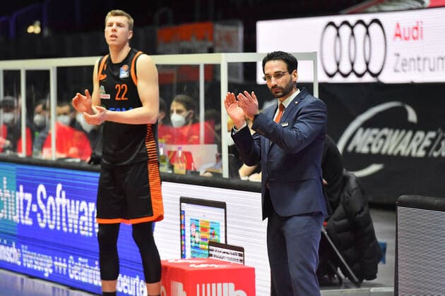 Chemnitz, Germany 10 February 2021 BBL 2020 2021 Niners Chemnitz vs Rasta Vechta v li Björn Bjoern Rohwer Vechta , and coach Thomas Päch Paech Vechta , Copyright: xFotostandx xDostmannx