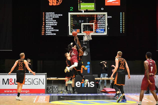 Chemnitz, Germany 10 February 2021 BBL 2020 2021 Niners Chemnitz vs Rasta Vechta v li Tim Hasbargen Vechta , Marcus Thornton Chemnitz , Copyright: xFotostandx xDostmannx
