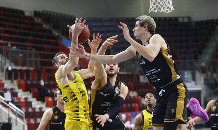 Ludwigsburg , Basketball easyCredit BBL Bundesliga , MHP RIESEN Ludwigsburg vs Basketball Löwen Braunschweig , from left Jonas Wohlfarth Bottermann Riesen Lukas Wank Löwen