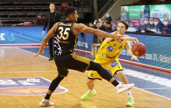 Ludwigsburg , Basketball easyCredit BBL Bundesliga , MHP RIESEN Ludwigsburg vs Basketball Löwen Braunschweig , from left Karim Jallow Löwen Jordan Hulls Riesen