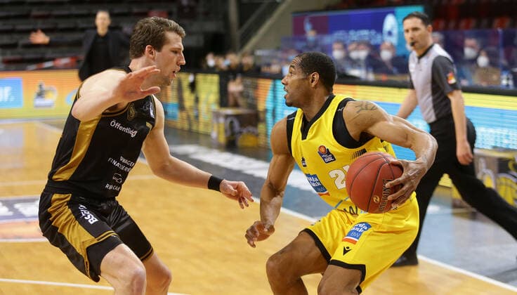 Ludwigsburg , Basketball easyCredit BBL Bundesliga , MHP RIESEN Ludwigsburg vs Basketball Löwen Braunschweig , from left LUkas Meisner Löwen Tremmell Darden Riesen