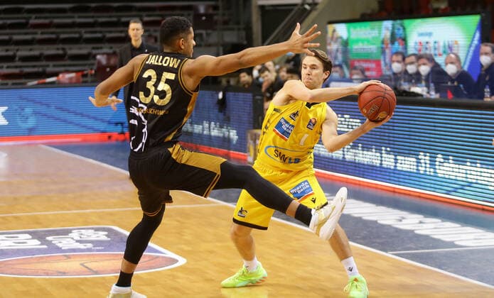 Ludwigsburg , Basketball easyCredit BBL Bundesliga , MHP RIESEN Ludwigsburg vs Basketball Löwen Braunschweig , from left Karim Jallow Löwen Jordan Hulls Riesen