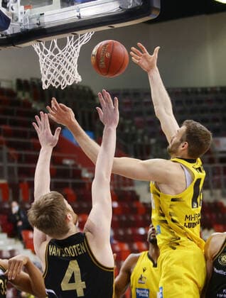 Ludwigsburg , Basketball easyCredit BBL Bundesliga , MHP RIESEN Ludwigsburg vs Basketball Löwen Braunschweig , from left Luc van Slooten Löwen Jonas Wohlfarth Bottermann Riesen