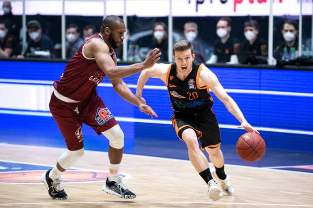 easycredit BBL season 2020 2021 17 matchday on 10 2 2021 NINERS Chemnitz vs RASTA Vechta v re on the ball Jannes Hundt Rasta Vechta vs Virgil Matthews Chemnitz Messe Chemnitz