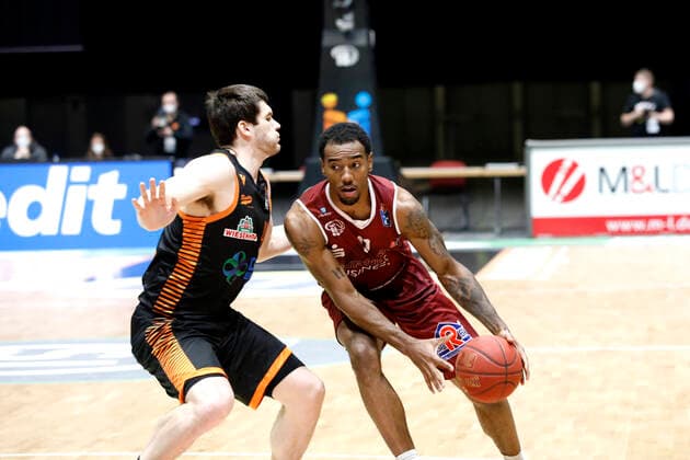 10 02 2021, easyCredit Basketball Bundesliga, BBL, season 2020 2021, men, Chemnitz Niners Rasta Vechta Isiaha Mike, Niners Chemnitz, Will Vorhees, Rasta Vechta Chemnitz Fair Chemnitz Saxony Germany