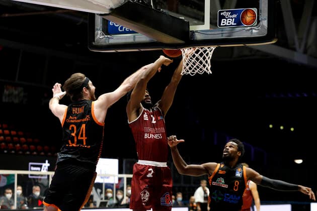 10 02 2021, easyCredit Basketball Bundesliga, BBL, season 2020 2021, men, Chemnitz Niners Rasta Vechta Jesse Hunt, Rasta Vechta, Terrell Harris, Niners Chemnitz Chemnitz Fair Chemnitz Saxony Germany