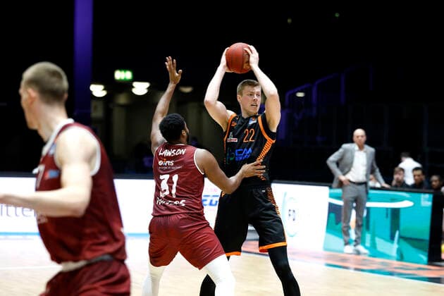 10 02 2021, easyCredit Basketball Bundesliga, BBL, season 2020 2021, men, Chemnitz Niners Rasta Vechta Björn Rohwer, Rasta Vechta, Joe Lawson, Niners Chemnitz Chemnitz Fair Chemnitz Saxony Germany