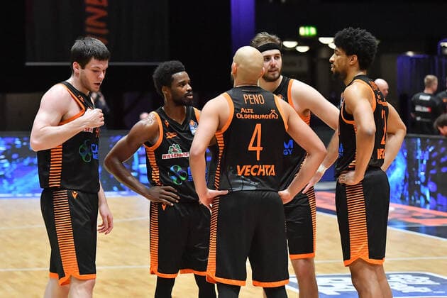 Chemnitz, Germany 10 February 2021 BBL 2020 2021 Niners Chemnitz vs Rasta Vechta outfield players from Rasta Vechta in conversation Conversation Copyright: xFotostandx xDostmannx