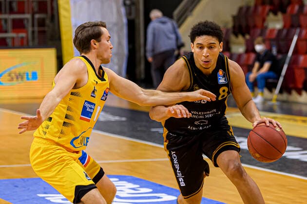 Ludwigsburg, Germany 10 February 2021 BBL 20 21 MHP Riesen Ludwigsburg vs Basketball Loewen Braunschweig v li Jordan Hulls Ludwigsburg , James Robinson Braunschweig Ludwigsburg MHP Arena Baden Württemberg Germany.