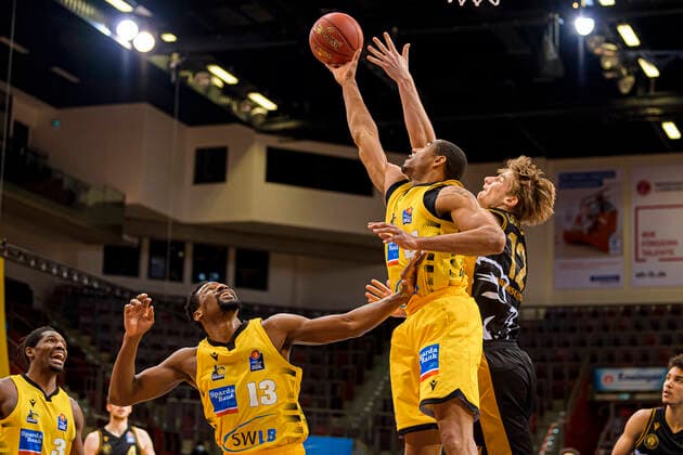Ludwigsburg, Germany 10 February 2021 BBL 20 21 MHP Riesen Ludwigsburg vs Basketball Loewen Braunschweig v li Yorman Polas Bartolo Ludwigsburg , Tremmell Darden Ludwigsburg , Simon Roosch Braunschweig Ludwigsburg MHP Arena Baden Württemberg Germany.
