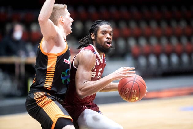 easycredit BBL season 2020 2021 17 matchday on 10 2 2021 NINERS Chemnitz vs RASTA Vechta v re Marcus Thornton Chemnitz on the ball against Tim Hasbargen Rasta Vechta Messe Chemnitz