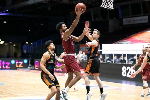 easycredit BBL season 2020 2021 17 matchday on 10 2 2021 NINERS Chemnitz vs RASTA Vechta center Terrell Harris Chemnitz at the basket against right Jannes Hundt Rasta Vechta fair Chemnitz
