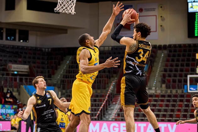 Ludwigsburg, Germany 10 February 2021 BBL 20 21 MHP Riesen Ludwigsburg vs Basketball Loewen Braunschweig v li Lukas Meisner Braunschweig , Tremmell Darden Ludwigsburg , Gavin Schilling Braunschweig Ludwigsburg MHP Arena Baden Württemberg Germany