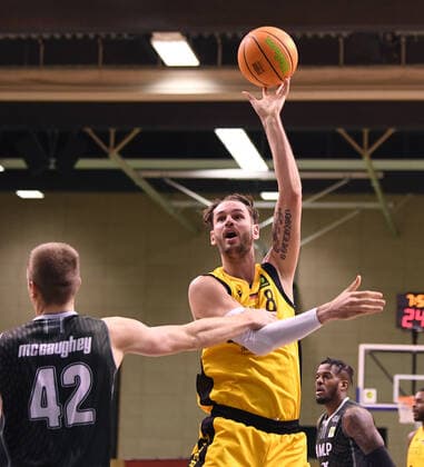 Basketball 2 Bundesliga 2020 2021 22 matchday in Rottenburg at Volksbank Arena 10 02 2021 Tigers Tuebingen MLP Academics Heidelberg Enosch Wolf r, Tigers vs Evan McGaughey l, Academics Heidelberg