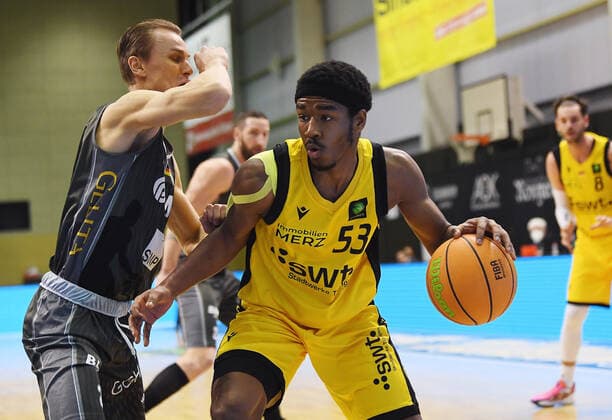 Basketball 2 Bundesliga 2020 2021 22 matchday in Rottenburg at Volksbank Arena 10 02 2021 Tigers Tuebingen MLP Academics Heidelberg Isaiah Crawley r, Tigers vs Niklas Wuerzner l, Academics Heidelberg