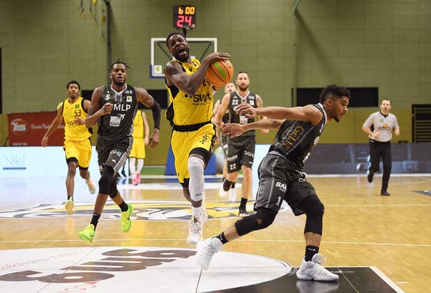 Basketball 2 Bundesliga 2020 2021 22 game day in Rottenburg at Volksbank Arena 10 02 2021 Tigers Tuebingen MLP Academics Heidelberg Roland Nyama center, Tigers vs Sa eed Nelson re, Academics Heidelberg.