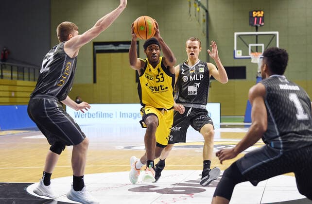 Basketball 2 Bundesliga 2020 2021 22 Matchday in Rottenburg at Volksbank Arena 10 02 2021 Tigers Tuebingen MLP Academics Heidelberg Isaiah Crawley centre, Tigers vs Niklas Wuerzner centre back, Academics Heidelberg as well as Evan McGaughey left, Academics Heidelberg.
