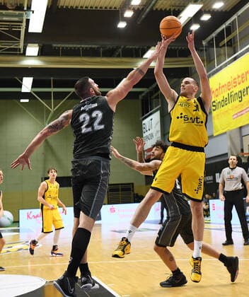 Basketball 2 Bundesliga 2020 2021 22 Matchday in Rottenburg at Volksbank Arena 10 02 2021 Tigers Tuebingen MLP Academics Heidelberg Daniel Keppeler r, Tigers vs Philipp Heyden li, Academics Heidelberg