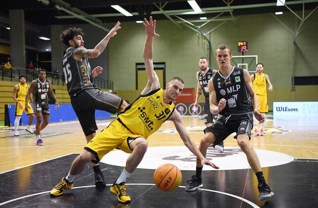 Basketball 2 Bundesliga 2020 2021 22 Matchday in Rottenburg at Volksbank Arena 10 02 2021 Tigers Tuebingen MLP Academics Heidelberg Daniel Keppeler center, Tigers vs Niklas Wuerzner right, Academics Heidelberg and Jordan Geist left, Academics Heidelberg.