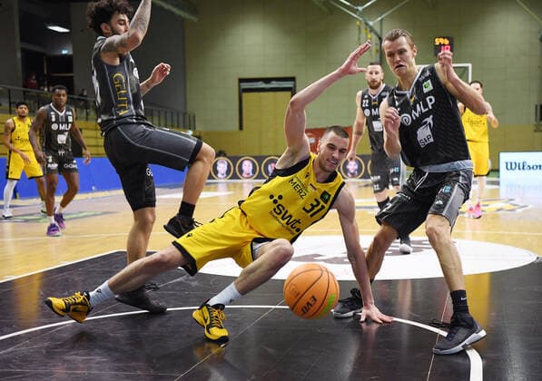 Basketball 2 Bundesliga 2020 2021 22 Matchday in Rottenburg at Volksbank Arena 10 02 2021 Tigers Tuebingen MLP Academics Heidelberg Daniel Keppeler center, Tigers vs Niklas Wuerzner right, Academics Heidelberg and Jordan Geist left, Academics Heidelberg.