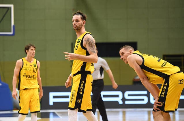 Basketball 2 Bundesliga 2020 2021 22 matchday in Rottenburg at Volksbank Arena 10 02 2021 Tigers Tuebingen MLP Academics Heidelberg Enosch Wolf centre, Tigers , Daniel Keppeler right, Tigers and Gianni Otto back left, Tigers reflective
