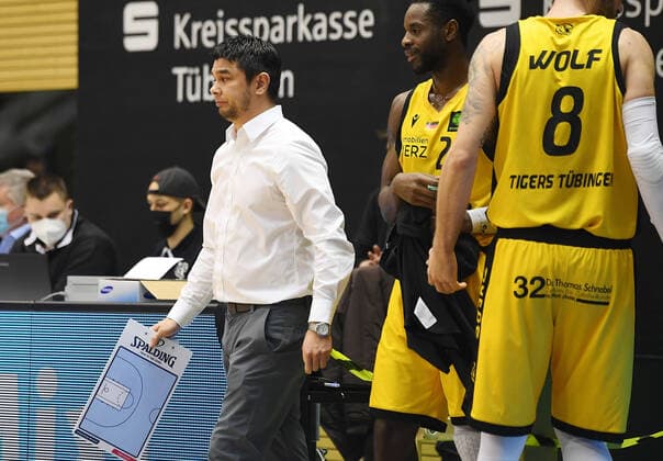 Basketball 2 Bundesliga 2020 2021 22 matchday in Rottenburg at Volksbank Arena 10 02 2021 Tigers Tuebingen MLP Academics Heidelberg coach Daniel Jansson li, Tigers reflective