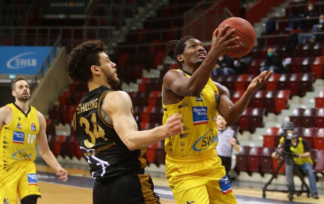 Ludwigsburg , Basketball easyCredit BBL Bundesliga , MHP RIESEN Ludwigsburg vs Basketball Löwen Braunschweig , from left Gavin Schilling Löwen Jaleen Smith Riesen