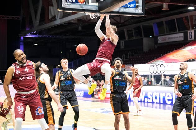 easycredit BBL Saison 2020 2021 17. Spieltag am 10.2.2021 NINERS Chemnitz vs RASTA Vechta Jan Niklas Wimberg (Chemnitz) mit dem Dunking. Die Spieler von Vechta schauen enttäuscht. links unten jubelt Virgil Matthews (Rasta Vechta) Messe Chemnitz