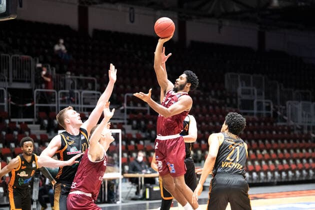 easycredit BBL season 2020 2021 17 matchday on 10 2 2021 NINERS Chemnitz vs RASTA Vechta center Terrell Harris Chemnitz with the corbleger fair Chemnitz