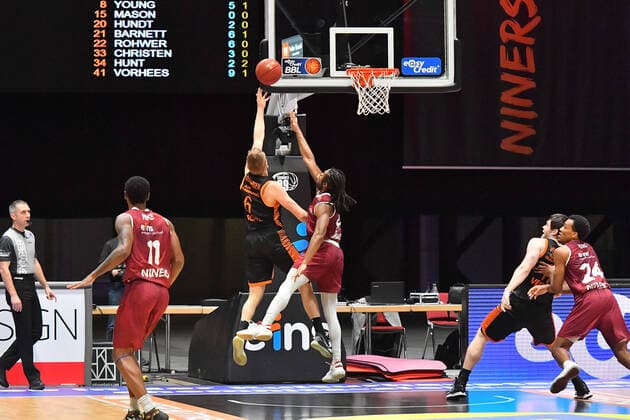 Chemnitz, Germany 10 February 2021 BBL 2020 2021 Niners Chemnitz vs Rasta Vechta v li Tim Hasbargen Vechta , Marcus Thornton Chemnitz , Copyright: xFotostandx xDostmannx