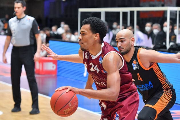 Chemnitz, Germany 10 February 2021 BBL 2020 2021 Niners Chemnitz vs Rasta Vechta v li in duel George King Chemnitz and Stefan Peno Vechta , Copyright: xFotostandx xDostmannx