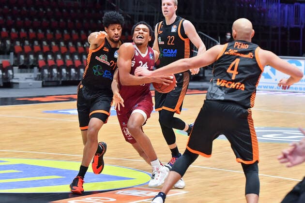 Chemnitz, Germany 10 February 2021 BBL 2020 2021 Niners Chemnitz vs Rasta Vechta v li in duel Jordan Barnett Vechta , George King Chemnitz , Björn Bjoern Rohwer Vechta and Stefan Peno Vechta , Copyright: xFotostandx xDostmannx