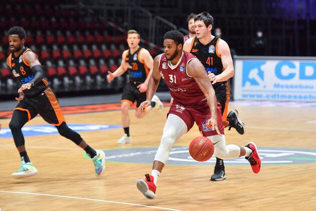 Chemnitz, Germany 10 February 2021 BBL 2020 2021 Niners Chemnitz vs Rasta Vechta v li Joseph Lawson III Chemnitz , Will Vorhees Vechta , Copyright: xFotostandx xDostmannx