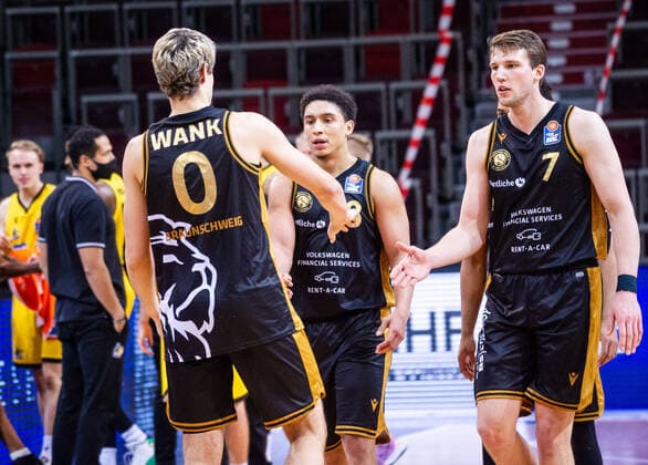 Visibly disappointed after the first two quarters Lukas Wank Basketball Loewen Braunschweig 0 James Robinson Basketball Loewen Braunschweig 8 Lukas Meisner Basketball Loewen Braunschweig 7 1 BASKETBALL Bundesliga MHP Riesen Ludwigsburg Basketball Loewen Braunschweig on 10 02 2021 in Ludwigsburg MHPArena , Baden Wuerttemberg, Germany Ludwigsburg 10 02 21 Basketball , 10 02 2021, Ludwigsburg Germany xpxsdx