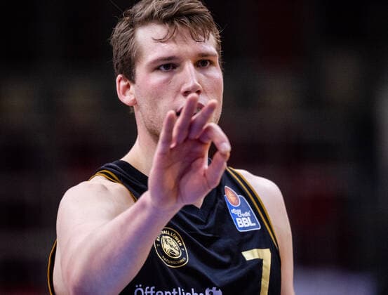Lukas Meisner Basketball Loewen Braunschweig 7 hand signal 1 BASKETBALL Bundesliga MHP Riesen Ludwigsburg Basketball Loewen Braunschweig on 10 02 2021 in Ludwigsburg MHPArena , Baden Wuerttemberg, Germany Ludwigsburg 10 02 21 Basketball , 10 02 2021, Ludwigsburg Germany xpxsdx