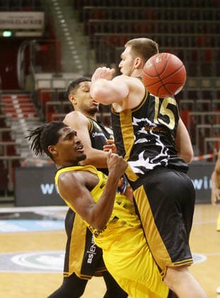 Ludwigsburg , Basketball easyCredit BBL Bundesliga , MHP RIESEN Ludwigsburg vs Basketball Löwen Braunschweig , from left Jaleen Smith Riesen Martin Peterka Löwen