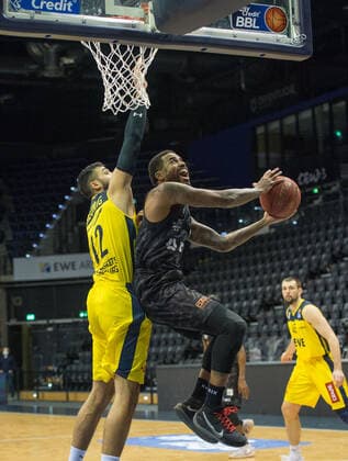 GER, Basketball, EWE Baskets Oldenburg vs Hamburg Towers 10 02 2021, EWE Arena, Oldenburg, GER, easy Credit BBL, EWE Baskets Oldenburg vs Hamburg Towers, in picture Bryce TAYLOR Hamburg Towers 44 Martin BREUNING EWE Baskets Oldenburg 12 nordphotoxRojahn nph00310