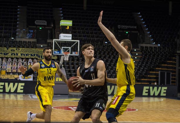 GER, Basketball, EWE Baskets Oldenburg vs Hamburg Towers 10 02 2021, EWE Arena, Oldenburg, GER, easy Credit BBL, EWE Baskets Oldenburg vs Hamburg Towers, in picture Maik KOTSAR Hamburg Towers 11 Martin BREUNING EWE Baskets Oldenburg 12 Nathan BOOTHE EWE Baskets Oldenburg 45 nordphotoxRojahn nph00310