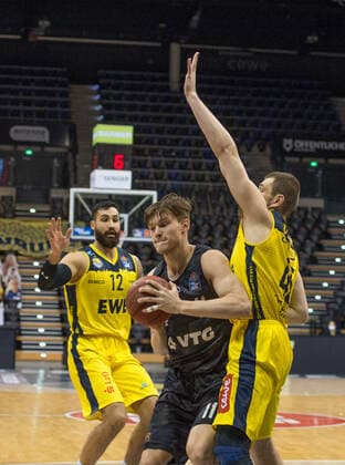 GER, Basketball, EWE Baskets Oldenburg vs Hamburg Towers 10 02 2021, EWE Arena, Oldenburg, GER, easy Credit BBL, EWE Baskets Oldenburg vs Hamburg Towers, in picture Maik KOTSAR Hamburg Towers 11 Martin BREUNING EWE Baskets Oldenburg 12 Nathan BOOTHE EWE Baskets Oldenburg 45 nordphotoxRojahn nph00310