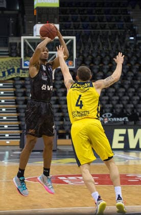 GER, Basketball, EWE Baskets Oldenburg vs Hamburg Towers 10 02 2021, EWE Arena, Oldenburg, GER, easy Credit BBL, EWE Baskets Oldenburg vs Hamburg Towers, in picture Kameron TAYLOR Hamburg Towers 7 Keith HORNSBY EWE Baskets Oldenburg 4 nordphotoxRojahn nph00310