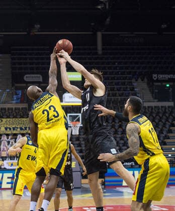 GER, Basketball, EWE Baskets Oldenburg vs Hamburg Towers 10 02 2021, EWE Arena, Oldenburg, GER, easy Credit BBL, EWE Baskets Oldenburg vs Hamburg Towers, in picture Rickey PAULDING EWE Baskets Oldenburg 23 Maik KOTSAR Hamburg Towers 11 Martin BREUNING EWE Baskets Oldenburg 12 nordphotoxRojahn nph00310