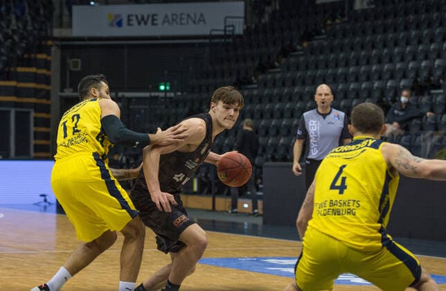 GER, Basketball, EWE Baskets Oldenburg vs Hamburg Towers 10 02 2021, EWE Arena, Oldenburg, GER, easy Credit BBL, EWE Baskets Oldenburg vs Hamburg Towers, in picture Maik KOTSAR Hamburg Towers 11 Martin BREUNING EWE Baskets Oldenburg 12 Keith HORNSBY EWE Baskets Oldenburg 4 nordphotoxRojahn nph00310