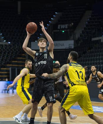 GER, Basketball, EWE Baskets Oldenburg vs Hamburg Towers 10 02 2021, EWE Arena, Oldenburg, GER, easy Credit BBL, EWE Baskets Oldenburg vs Hamburg Towers, in the picture under the basket Maik KOTSAR Hamburg Towers 11 Martin BREUNING EWE Baskets Oldenburg 12 nordphotoxRojahn nph00310
