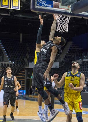 GER, Basketball, EWE Baskets Oldenburg vs Hamburg Towers 10 02 2021, EWE Arena, Oldenburg, GER, easy Credit BBL, EWE Baskets Oldenburg vs Hamburg Towers, in picture Terry ALLEN Hamburg Towers 25 Martin BREUNING EWE Baskets Oldenburg 12 Nathan BOOTHE EWE Baskets Oldenburg 45 nordphotoxRojahn nph00310