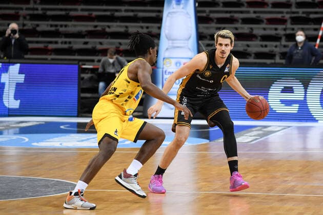 Lukas Wank Basketball Loewen Braunschweig in a duel with Jaleen Smith MHP Riesen Ludwigsburg , GER, MHP Riesen Ludwigsburg vs Basketball Loewen Braunschweig, 10 02 2021, 17 Spieltag easycredit Basketball Bundesliga, Spielzeit 2020 2021 GER, MHP Riesen Ludwigsburg vs Basketball Loewen Braunschweig, 10 02 2021, 17 Spieltag easycredit Basketball Bundesliga, Spielzeit 2020 2021 Ludwigsburg Copyright: xEibnerxPressefoto MichaelxMemmlerx EP_MMR