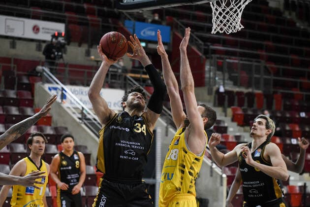 Gavin Schilling Basketball Loewen Braunschweig at the basket against Jonas Wohlfarth Bottermann MHP Riesen Ludwigsburg , GER, MHP Riesen Ludwigsburg vs Basketball Loewen Braunschweig, 10 02 2021, 17 Spieltag easycredit Basketball Bundesliga, Spielzeit 2020 2021 GER, MHP Riesen Ludwigsburg vs Basketball Loewen Braunschweig, 10 02 2021, 17 Spieltag easycredit Basketball Bundesliga, Spielzeit 2020 2021 Ludwigsburg Copyright: xEibnerxPressefoto MichaelxMemmlerx EP_MMR
