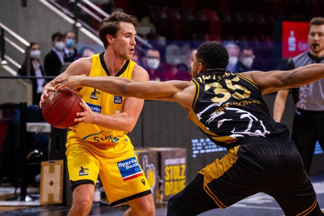 Jordan Hulls MHP RIESEN Ludwigsburg 1 Karim Jallow Basketball Loewen Braunschweig 35 1 BASKETBALL Bundesliga MHP Riesen Ludwigsburg Basketball Loewen Braunschweig on 10 02 2021 in Ludwigsburg MHPArena , Baden Wuerttemberg, Germany Ludwigsburg 10 02 21 Basketball , 10 02 2021, Ludwigsburg Germany xpxsdx
